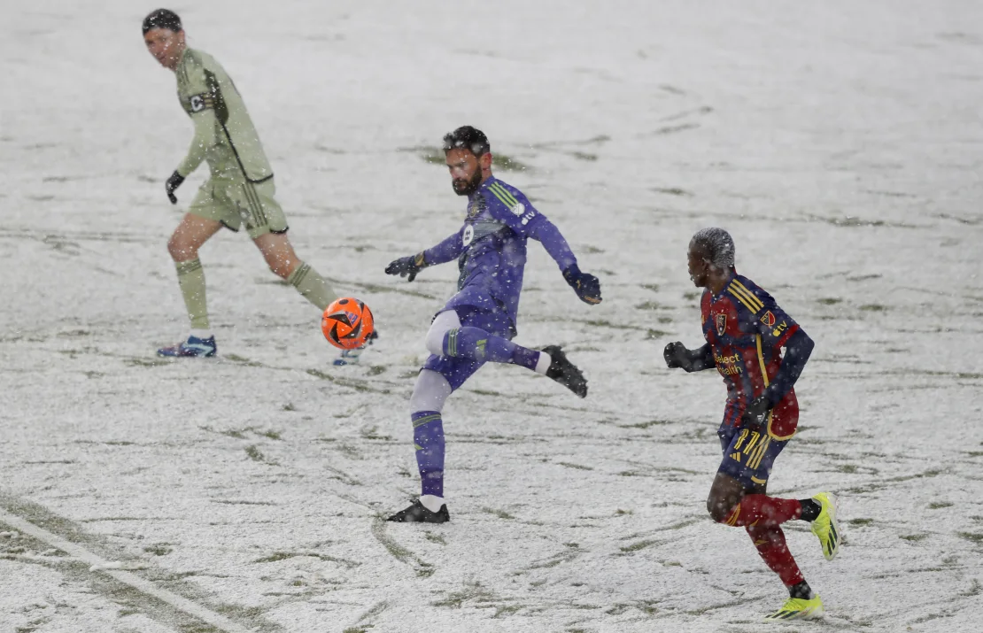 Para Pelatih kepala LAFC mengutuk pertandingan MLS yang dimainkan di salju