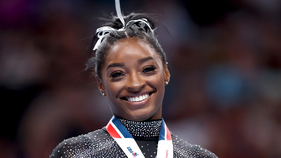 Simone Biles memulai perjalanan ke Paris di Core Hydration Classic