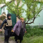 Polisi bergegas menyelamatkan warga di kota perbatasan Ukraina