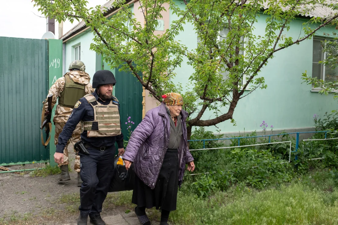Polisi bergegas menyelamatkan warga di kota perbatasan Ukraina