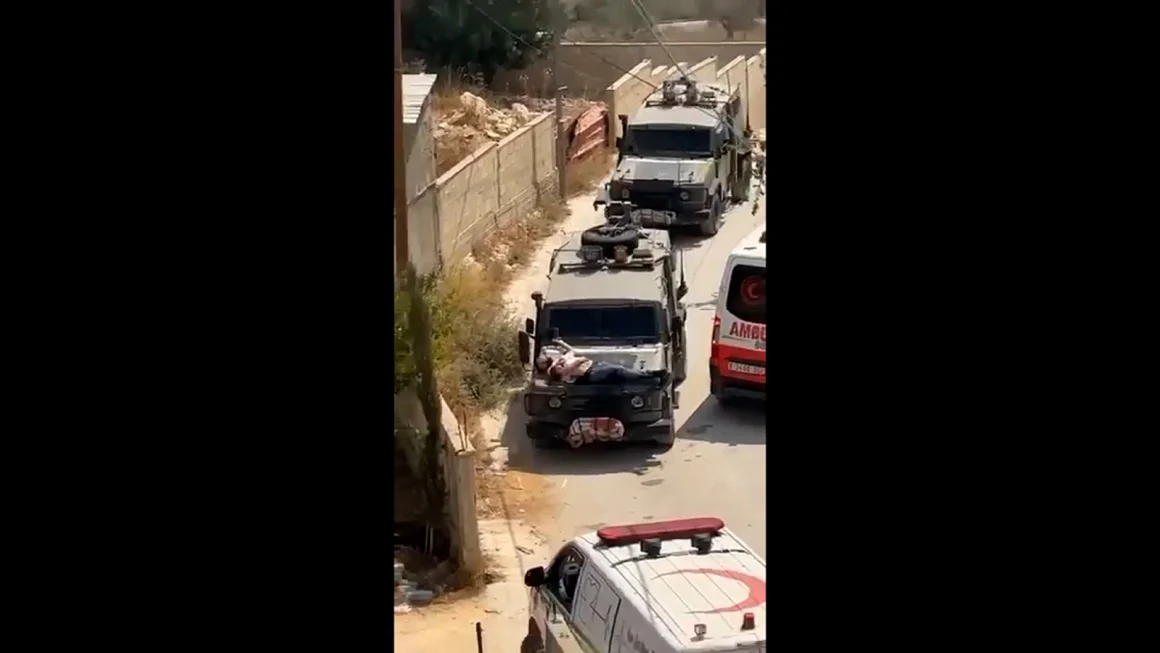 Militer Israel mengikat pria Palestina yang terluka ke kap mobil jip