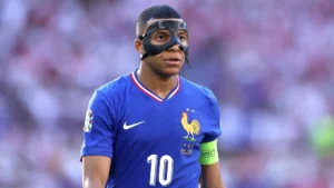 Kylian Mbappé mengatakan bermain dengan topeng itu ‘mengerikan’.