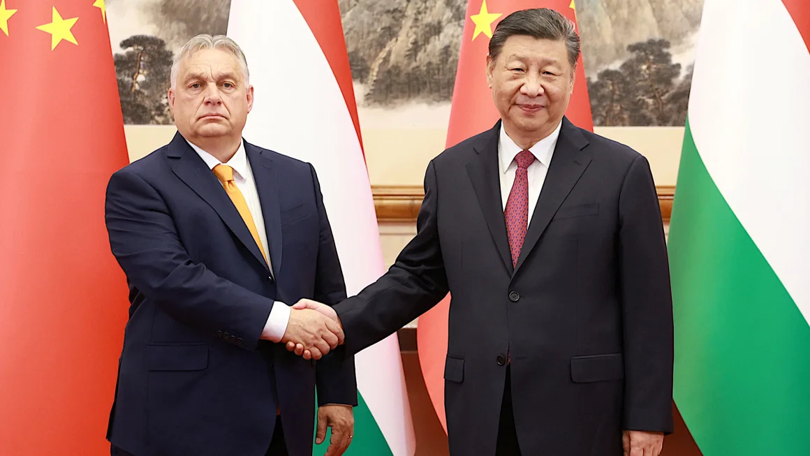 Orban dari Hongaria mengadakan pembicaraan dengan Xi selama kunjungan mendadak ke Beijing