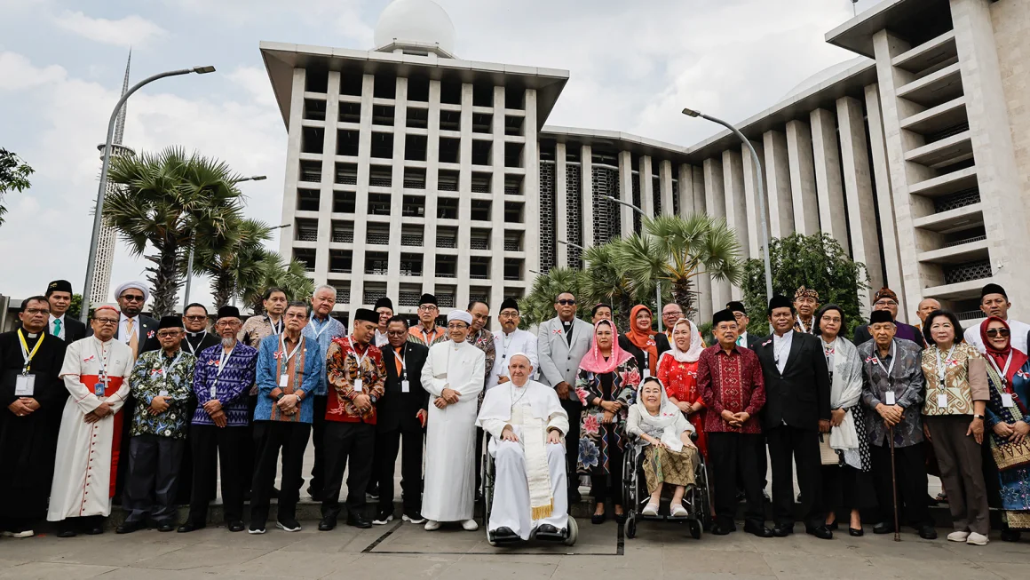 Pope mengatakan upaya memerangi perubahan iklim dan ekstremisme agama adalah hal yang sama